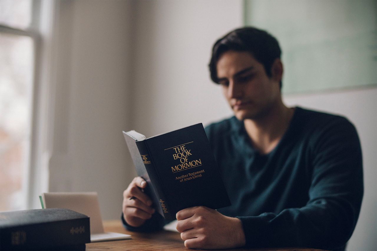 Muškarac čita Mormonovu knjigu